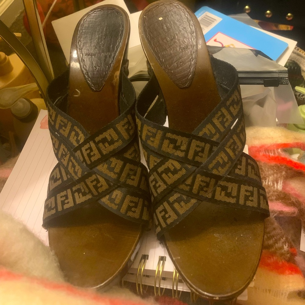 Wooden fendi sewed he sandal size 37